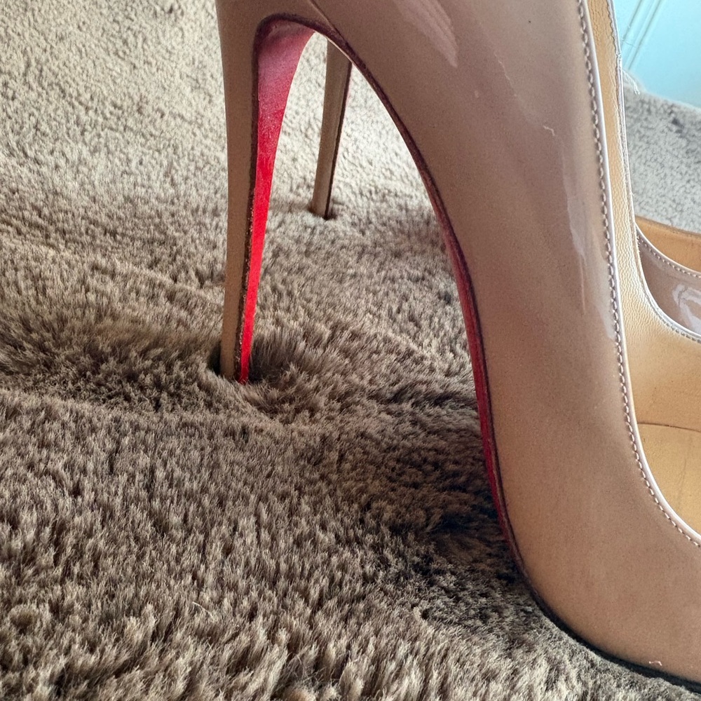 Christian Louboutin So Kate Nude Patent Pointed-Toe Pumps - Picture 3 of 13